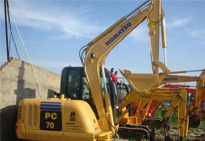 二手挖掘機選購指南 上海功勤工程機械為您提供全國包運的優質二手60、70、120、200型挖掘機